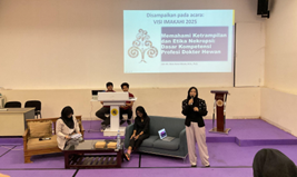 Penyampaian Materi oleh drh. Woro Danur Wendo, M.Sc., Ph.D. (Cr Regina Sekar Nathania)